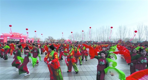 近千人的秧歌队,身穿民俗服装,全场互动扭起来,与村民共乐